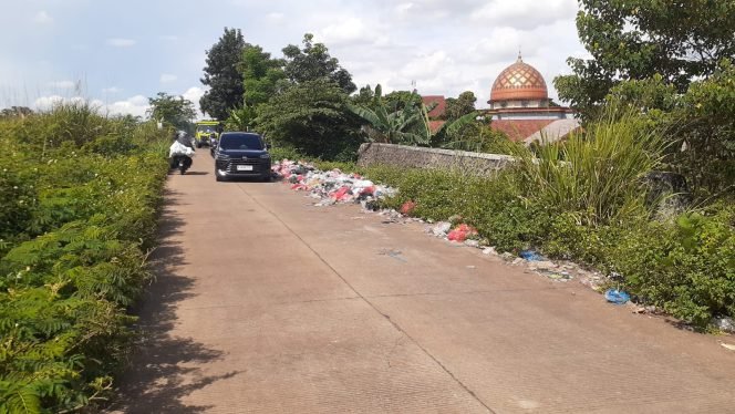 
					Pasca Libur Panjang, Jalan Raya Bomang Dikepung Sampah Liar