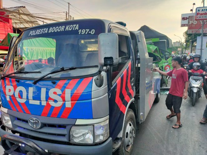 
					Truk Tabrak Truk Terjadi di Kota Bogor, 1 Pengemudi Dilarikan ke RS