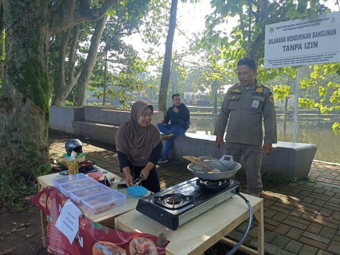 
					Tingkatan Daya Kunjung, Satpol PP Imbau Pedagang Jaga Kebersihan Situ Kemang