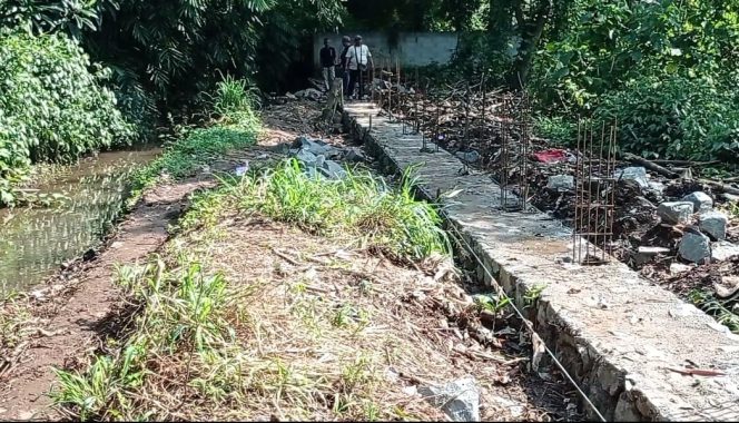 
					Gercep Respon Aduan Warga Kampung Ciparengga Sering Kebanjiran, Pemdes Cimandala Bangun TPT