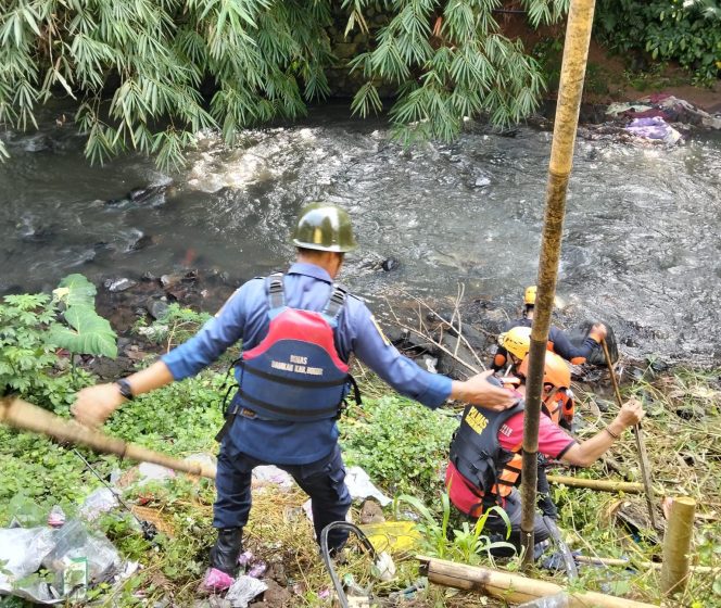 
					Bocah 4 Tahun yang Hanyut di Ciomas Belum Ditemukan, Petugas Sasar Sungai Laladon
