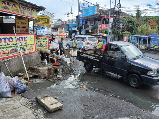 
					Usai Viral, UPT Jajem Ciawi Turun Tangan Bersihkan Drainase di Simpang Tiga Taman Safari Puncak