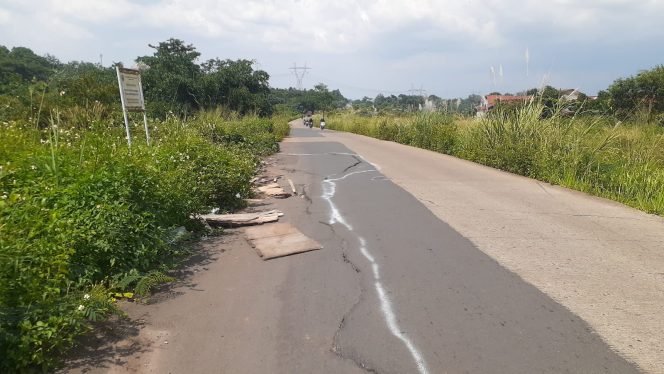 
					Belum Lama Diperbaiki, Jalan Raya Bomang Retak Lagi