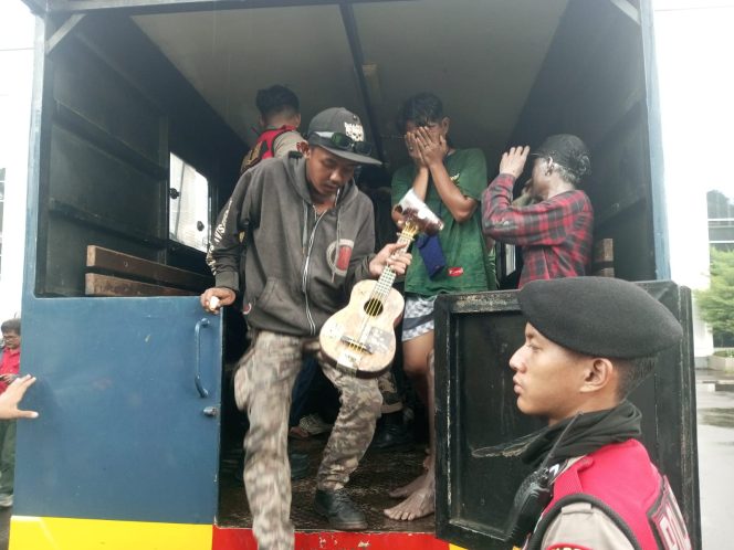 
					Razia Anti Premanisme, Polres Bogor Amankan 10 Anak Punk dan Juru Parkir Liar di Cibinong-Sukaraja