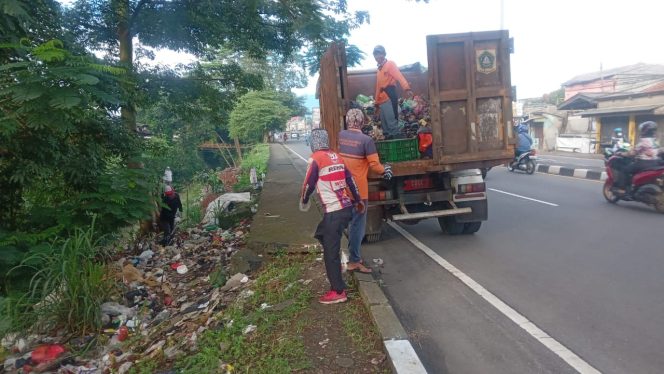 
					DLH Kabupaten Bogor Bersihkan Sampah Liar di Sukaraja