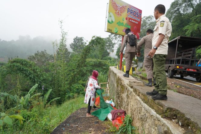 
					15 Lapak PKL yang Disembunyikan di Kebun Teh Cisarua Puncak Dibongkar Satpol PP