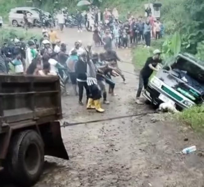 
					Mobil Pikap Angkut Rombongan Warga Terperosok ke Jurang di Sukamakmur, 4 Orang Luka-luka