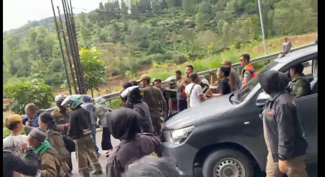 
					Satpol PP dan Pedagang Terlibat Adu Jotos saat Penertiban PKL di Kawasan Hibisc Fantasy Puncak