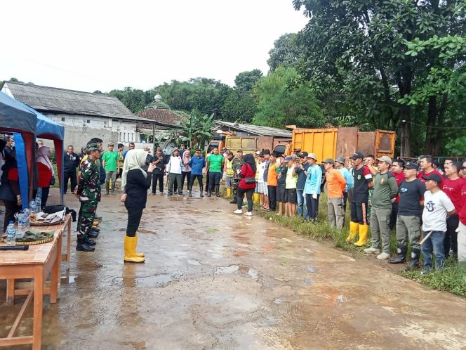 
					Peringati BBGRM ke-XXII, Pemcam Sukaraja dan TNI-Polri Kerja Bakti Bersihkan Kali Ciluar