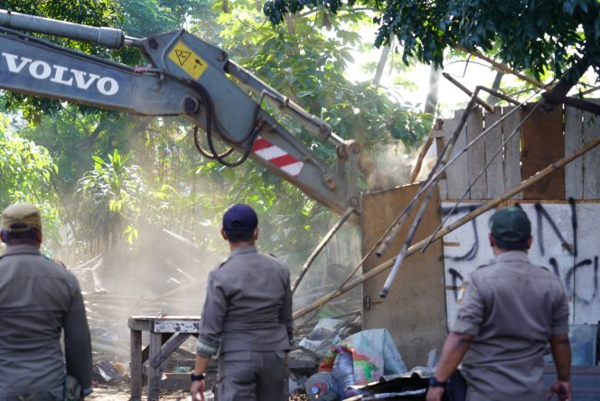
					Bakal Dijadikan Taman, Satpol PP Kabupaten Bogor Bongkar Bangli di Bantaran Kali Cibinong