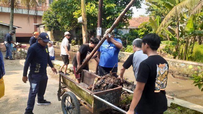 
					Tingkatkan Kesadaran Masyarakat Peduli Terhadap Lingkungan, Desa Semplak Barat Gelar BBGRM