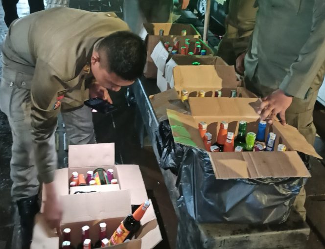 
					Satpol PP Kabupaten Bogor Amankan 77 Botol Miras di Salah Satu PKL Stadion Pakansari