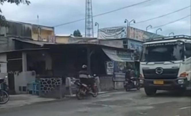 
					Aspal Jembatan Sasak Ciseeng Sudah Mulai Rusak, Warga: Baru Juga 4 Bulan