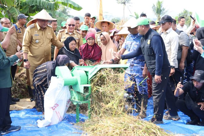 
					Swasembada Pangan jadi Prioritas, Bupati Rudy Susmanto Pimpin Panen Raya di Leuwisadeng