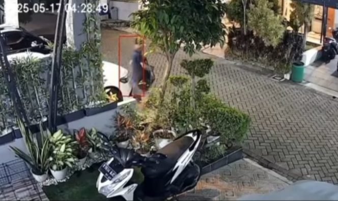 
					Terekam CCTV, Maling Gasak 7 Pasang Sepatu Warga Perumahan Amala Rawa Kalong