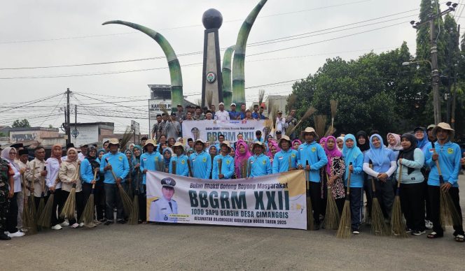 
					Pemdes Cimanggis Bagikan 2000 Sapu untuk Warga di Hari BBGRM ke XXII