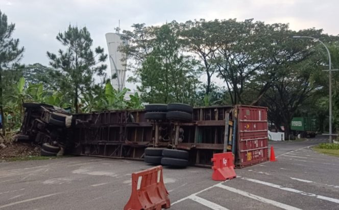 
					Terguling di Sentul, Sopir Truk Kontainer Terjepit di Kabin