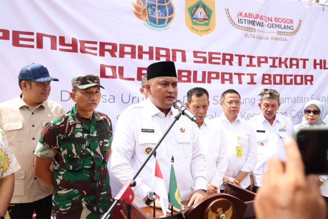 
					Komitmen Selesaikan Pasca Bencana di Sukajaya, Bupati Rudy Susmanto Serahkan 409 Sertifikat Huntap
