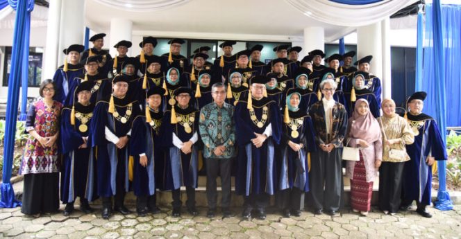 
					IPB University Launching Toga Baru, Rancangan Desainer Didiet Maulana