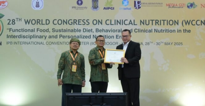 
					Inovatif dalam Ketahanan Pangan dan Gizi, Rektor IPB University Dapat Penghargaan dari Pergizi Pangan Indonesia