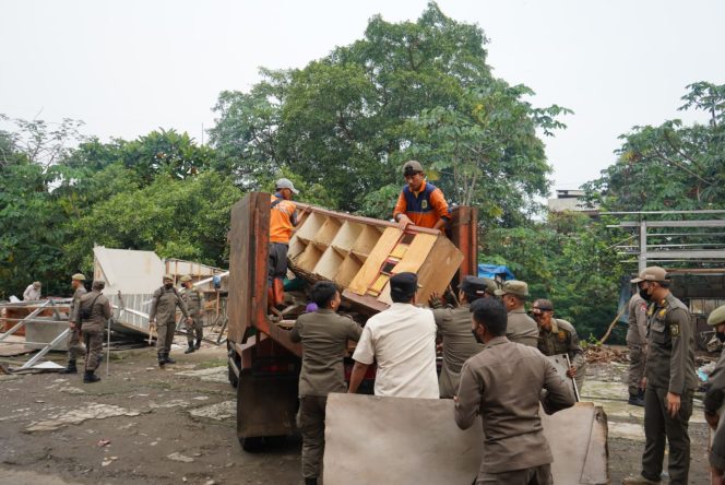 
					Bakal Dibangun Taman, Satpol PP Kabupaten Bogor Tertibkan PKL Pasar Ciluar