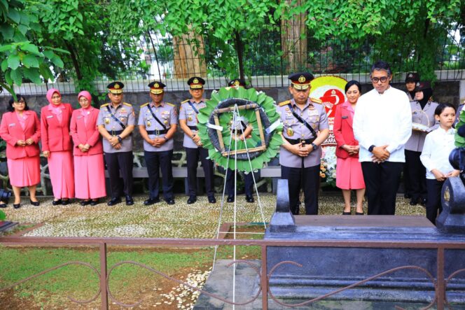 
					Hari Bhayangkara Ke-79, Kapolri Ziarah ke Makam Jenderal Hoegeng di TPBU Giritama Bogor: Sosok Panutan
