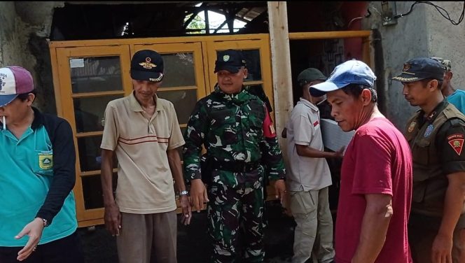 
					Peduli, Warga dan Babinsa Desa Pasir Jambu Gotong Royong Perbaiki Rumah Janda yang Roboh