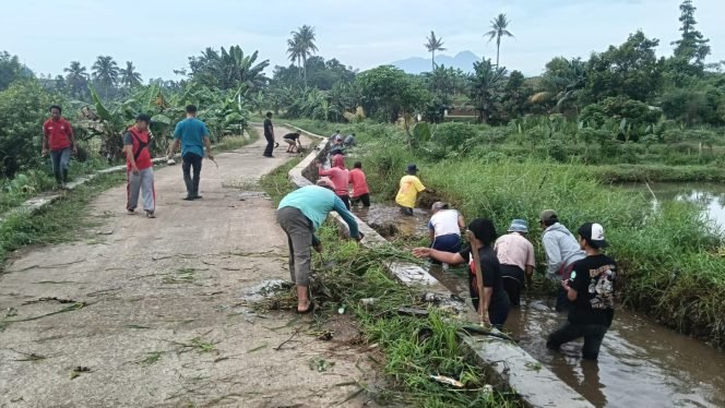
					Warga Desa Parakan Jaya Gotong Royong Normalisasi Aliran Kali Ciracas, Suherlan: Untuk Cegah Banjir