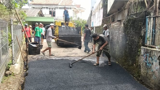 
					Bantu Bangun Desa Parakan Jaya, Deky Kiswanto Sumbang Hotmix untuk Jalan