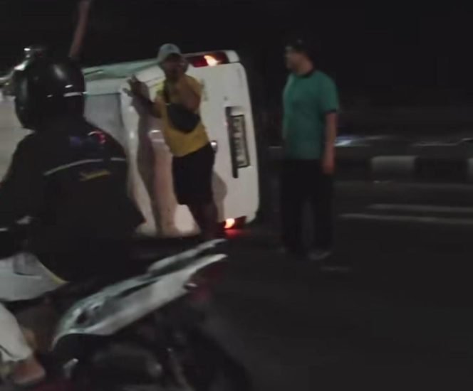 
					Tabrak Traffic Light di Jalan Raya Bogor-Jakarta, Mobil Daihatsu Grandmax Terguling