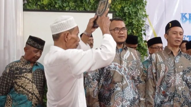 
					59 RT dan 14 RW Desa Pasir Jambu Sukaraja Dilantik, Kades Wahyu Minta Layani Masyarakat Sesuai Tupoksi