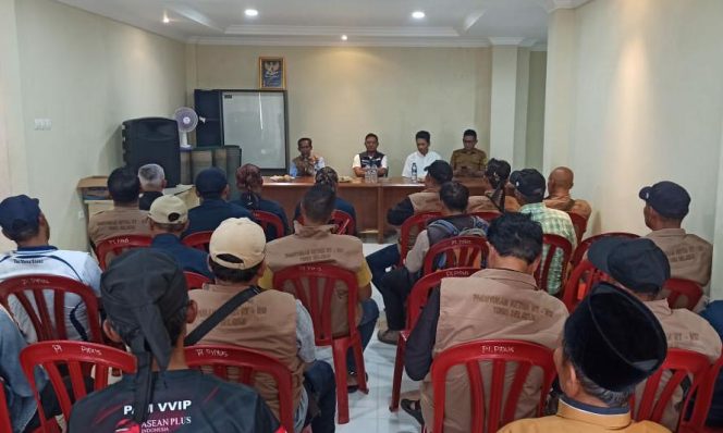 
					Perkuat Komunikasi Mitigasi Bencana, Pemdes Tugu Selatan Bagikan 60 HT untuk RT-RW
