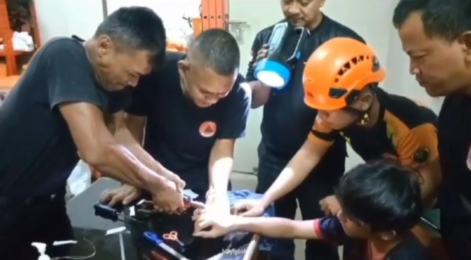 
					Datang ke Kantor BPBD Kabupaten Bogor, Pelajar Asal Bojonggede Ini Minta Bantuan Lepas Cincin di Jarinya