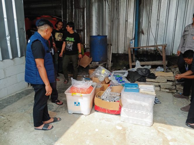 
					Gudang Miras Oplosan di Cilebut Timur Digerebek Polisi, Ratusan Jeriken Ciu dan 5 Orang Diamankan