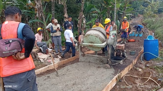 
					Bukan Hanya Meninjau, Achmad Fathoni Ikut Bantu Pengerjaan Jalan Usaha Tani di Sukamakmur