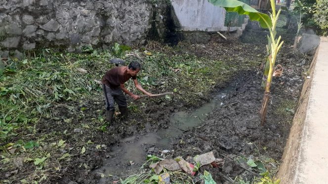 
					Warga Jampang Manfaatkan Aliran Irigasi Situ Kemang yang Terbengkalai jadi Tempat Ternak Bebek
