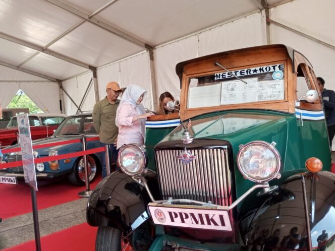 
					Mobil Oplet Tahun 1935 di Autovibes Fest 2025 Curi Perhatian Ria Marlisa