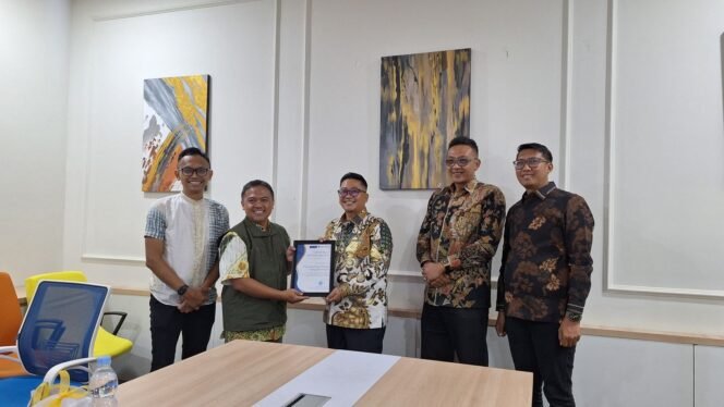 
					Keren, Perumda Pasar Tohaga Dapat Award dari IPB University Berkat Inovasi Transaksi Digital