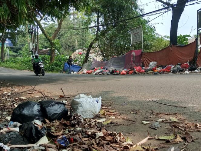 
					Kumuh, Bahu Jalan Karadenan-Sukaraja Dijadikan Tempat Pembuangan Sampah Liar