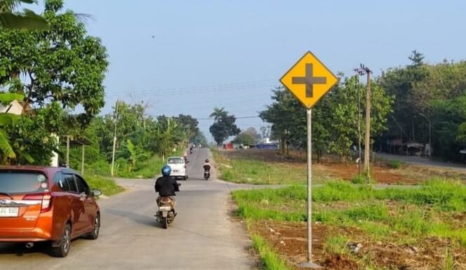 
					Jalan Raya Bomang Mulai Dipasang Rambu Lalu Lintas, Camat Tajurhalang: Untuk Hindari Kecelakaan