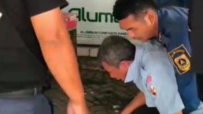 
					Damkar Kabupaten Bogor Bantu Pria Tersedak Bakso di Disdukcapil