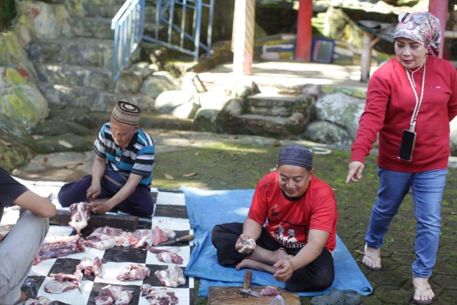
					Halimah Munawir Bagikan Ratusan Paket Daging Kurban untuk Yatim, Dhuafa Hingga Seniman