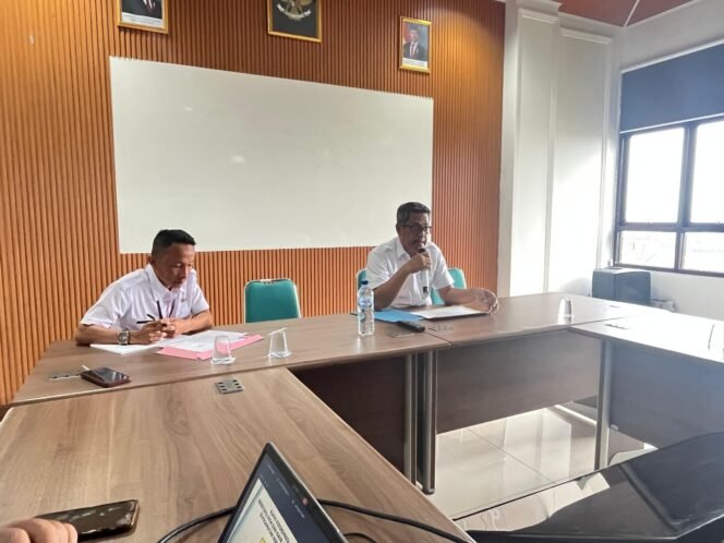 
					Permudah Pelayanan Administrasi Kependudukan, Sekcam Megamendung Rancang WhatsApp Center