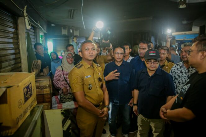 
					Jenal Mutaqin Datangi Pasar Kebon Kembang Pasca Kebakaran, Cari Solusi Sementara untuk Pedagang