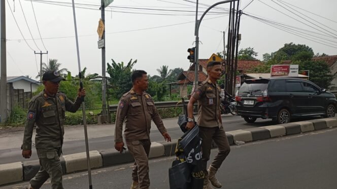 
					Satpol PP Kecamatan Kemang Tertibkan Puluhan Spanduk Liar
