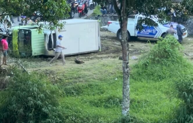 
					Truk Box Hino Tabrak Pemotor Hingga Tewas di Tanjakan Samendul Cisarua, Diduga Alami Rem Blong