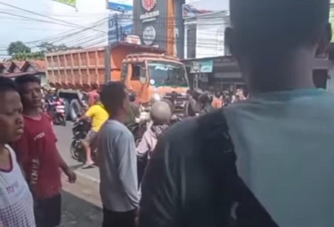 
					Hilang Kendali, Truk Fuso Hantam 2 Orang di Ciampea Hingga Alami Luka-luka