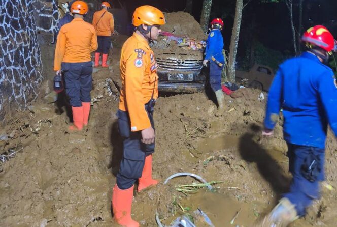 
					Tertimbun Longsor di Villa Cisarua, 2 Orang Belum Ditemukan