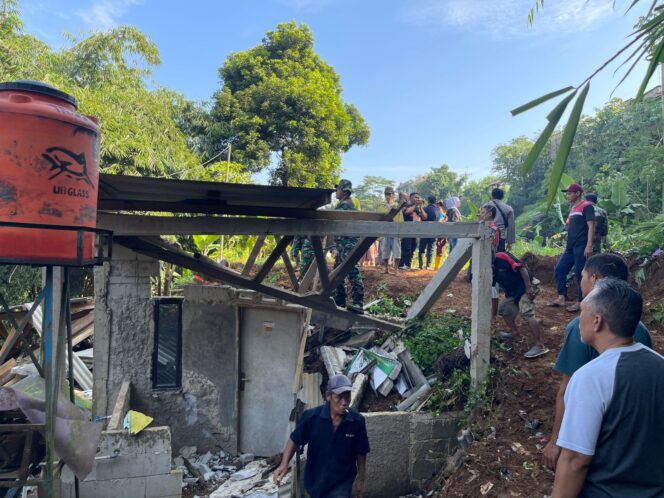 
					Tebing di Desa Semplak Barat Longsor Akibat Diguyur Hujan dengan Intensitas Tinggi