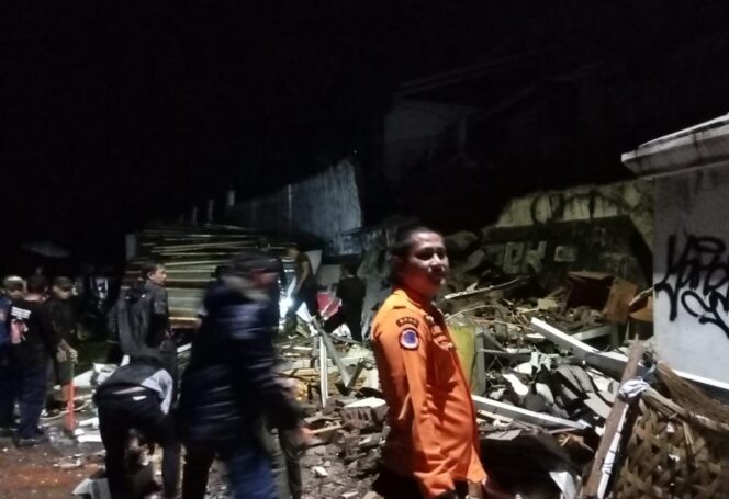 
					Tertimpa Longsor, Lapak Buah di Leuwisadeng Hancur